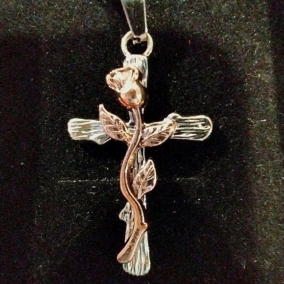 💸💲$13 Rose Gold Sterling Silver Rose Cross Necklace 22" Chain NWOT - Picture 4 of 4